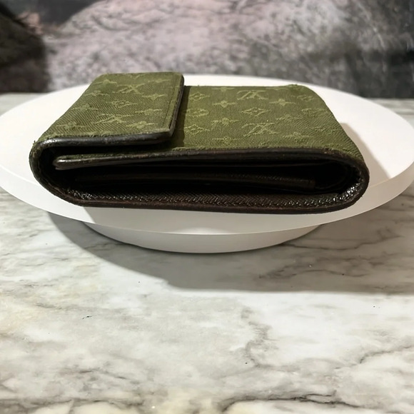 Louis Vuitton Green Canvas Trifold Wallet in GUC - Picture 7 of 15